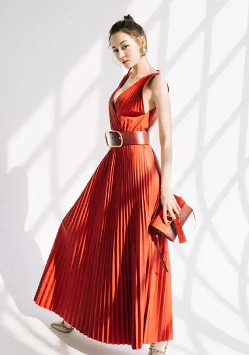 一向保守派的热巴穿衣越来越大胆当她转身的瞬间观众都看呆了