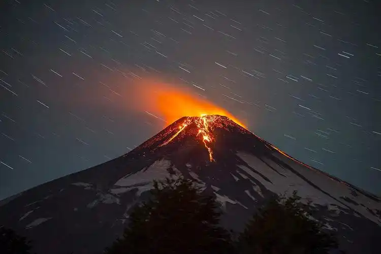 智利南部维利亚里卡火山(volcano villarrica)在当地时间3日凌晨开始