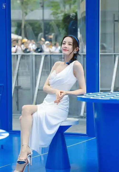 迪丽热巴出席活动,身穿高开叉一字肩连衣裙,微微一笑,少女感十足_照片