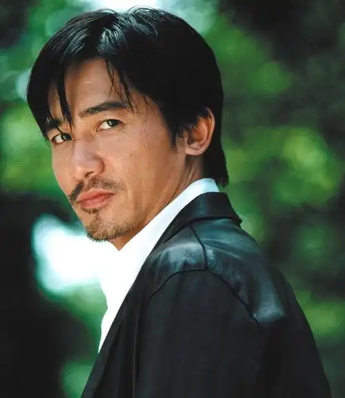 jeans新歌mv的影帝梁朝伟就更不用说了,作为8,90年代港片席卷亚洲时代