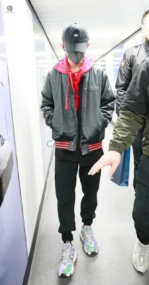 易烊千玺长沙回北京启程 酷帅男孩结束打工啦!