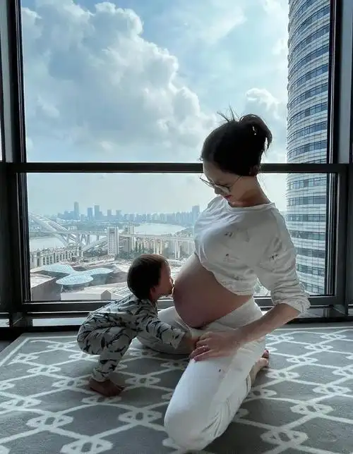 前脚被传离婚,后脚就曝早产剖腹产三胎,郑恺苗苗这对夫妻真难啊