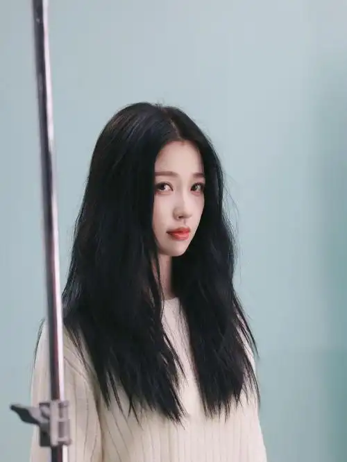 虞书欣最新物料,白色露背毛衣搭配黑长直造型,好软乎乎的感觉啊__财经