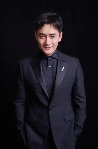 王雨亮相金骨朵网络影视盛典 尽显绅士风格