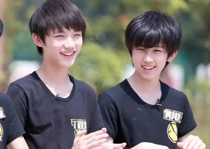 在六月月考里给出了答案:两边队长为了满足泗源的合唱愿望,让张真源和