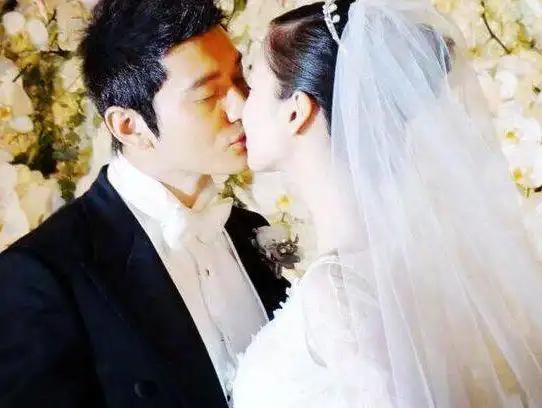 明星结婚时的亲吻照赵又廷温柔霍建华霸气王祖蓝真没谁了