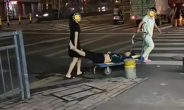男子醉酒不省人事他妻子和母亲推板车拉着回家网友他很幸福
