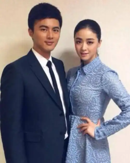 蒋欣新恋情曝光?手牵手回酒店,幸福甜蜜