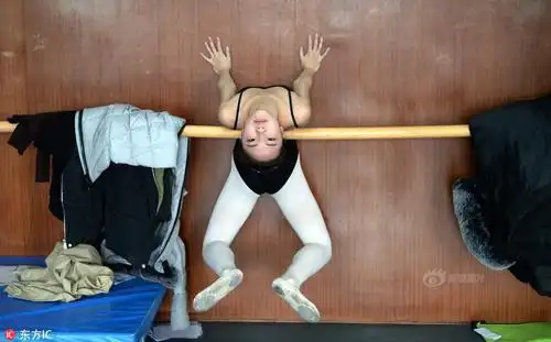 艺考舞蹈生强忍痛楚一字马劈叉互相压腿