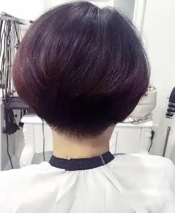 女生短头发梳偏分流行造型设计微卷头发绽放出时尚,挑染出的头发颜se