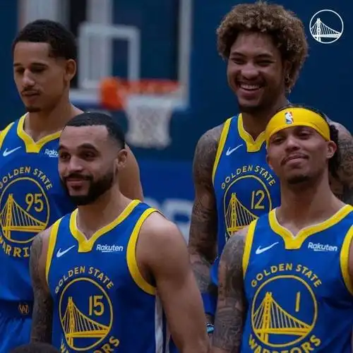 勇士提前拍摄2021赛季全家福 有人拄着拐杖参加,水花兄弟终合体