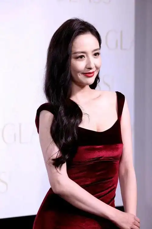 佟丽娅出席活动穿一条酒红色丝绒吊带长裙优雅又显贵气