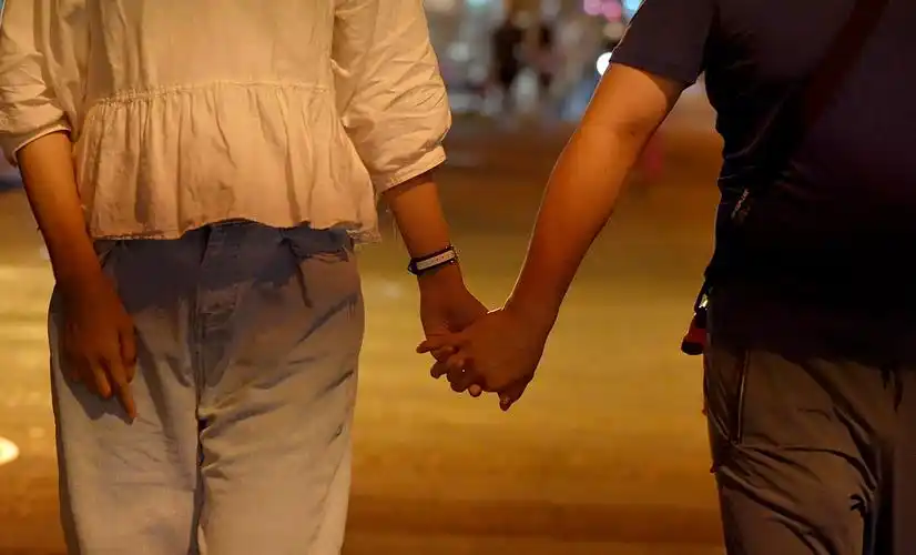 情侣牵手_夏夜_3840x2160_高清视频素材下载(编号:8361165)_实拍视频