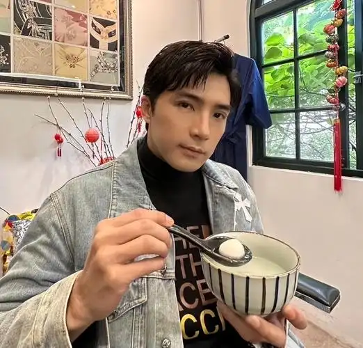 39岁贺军翔近照认不出,短发沧桑显老,皮肤松弛似中年老干部