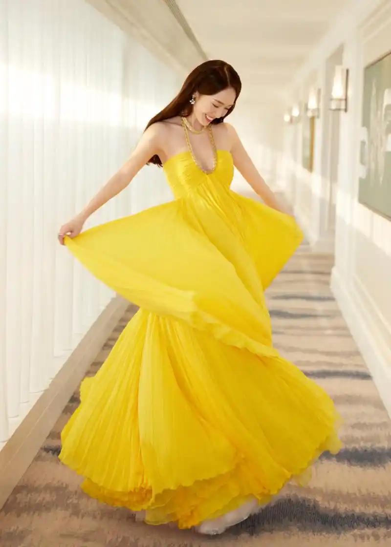 郑秀妍# 一袭黄色挂脖露背礼裙,肤白貌美的容颜,窈窕曼妙的身材,丰满