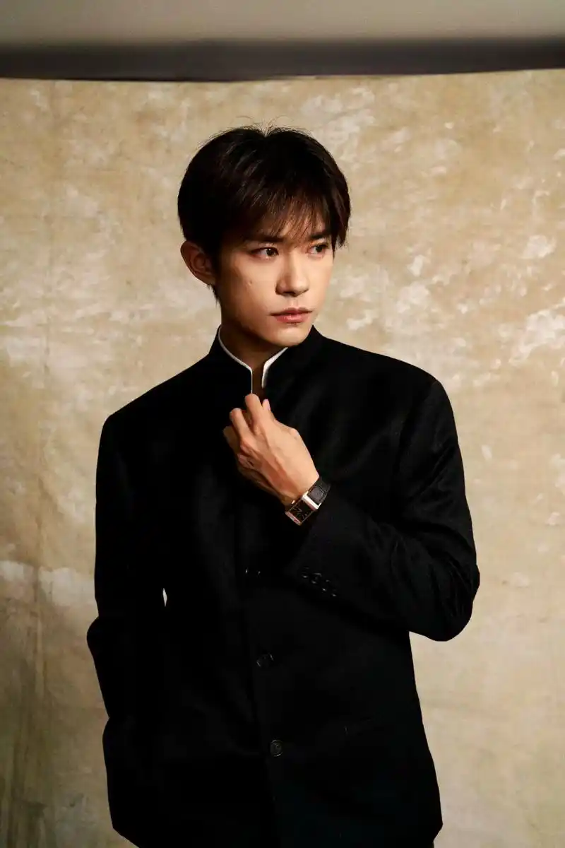 真的超爱这个少年.#易烊千玺中山装#易烊千玺中国电影三大奖 - 兑音