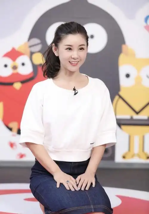 再一次被李小萌的饱满身材给折服了穿一字肩连衣裙好馋人