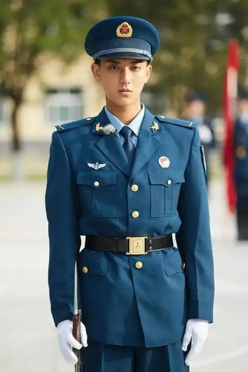 黄子韬在《真正男子汉》中,穿过多套不同的军装,非常的英姿飒爽.