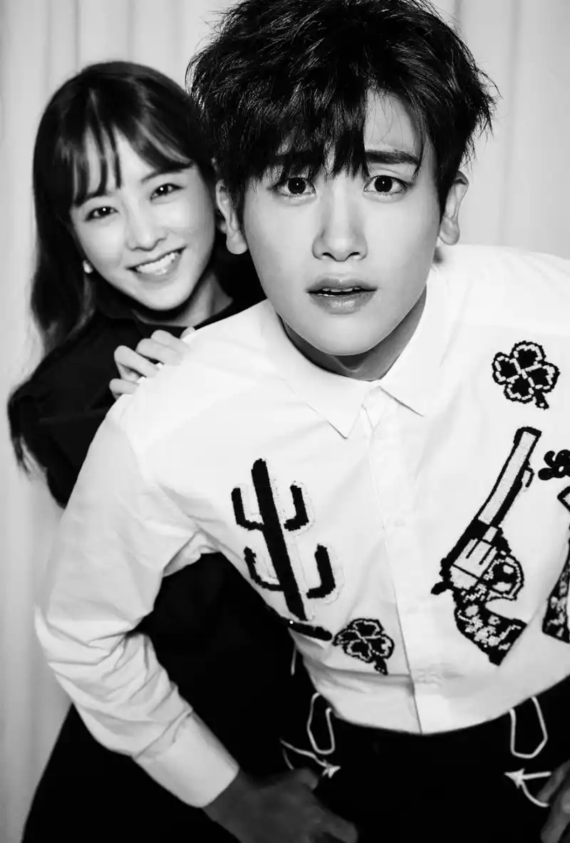 《大力女子》朴炯植朴宝英情侣画报回顾!狗狗cp甜度超标爆炸可爱