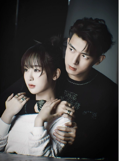 恋情再实锤?李现头枕杨紫肚子上睡觉被拍,手部小动作看出端倪!