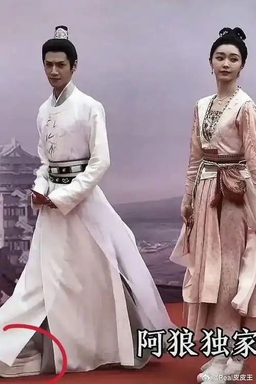 他与宋轶,白鹿,程潇等女演员同框时,竟然看起来比她们还要娇小