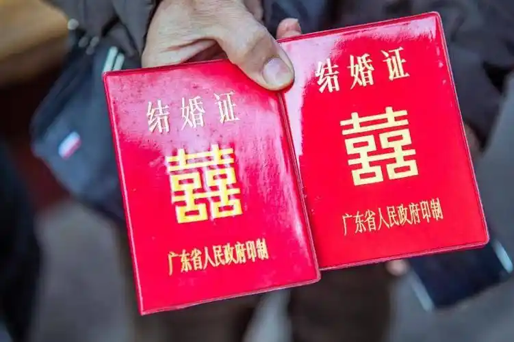 既展示了结婚证的花样变迁,从黑白照到彩色照,从五六十年代的纸质版到