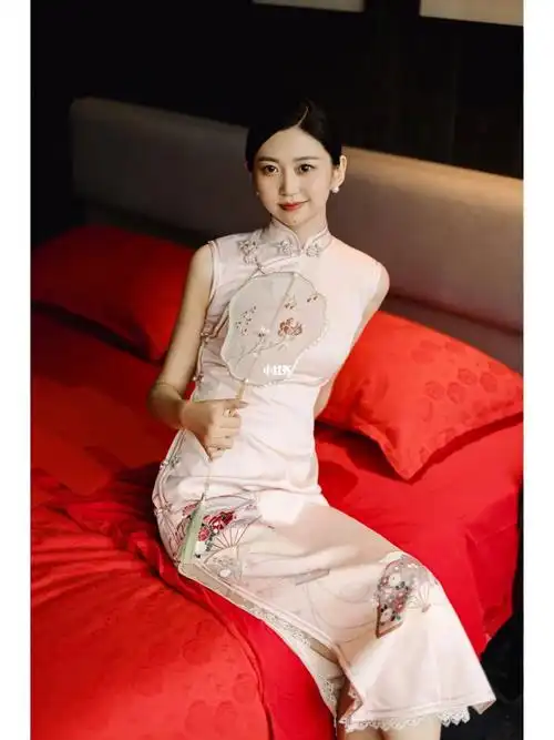 穿粉色旗袍出门的新娘子满满古典书卷气韵