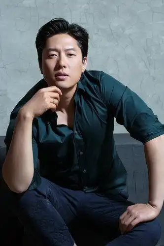 凌潇肃演绎"非常"型男 俏皮帅气魅力十足