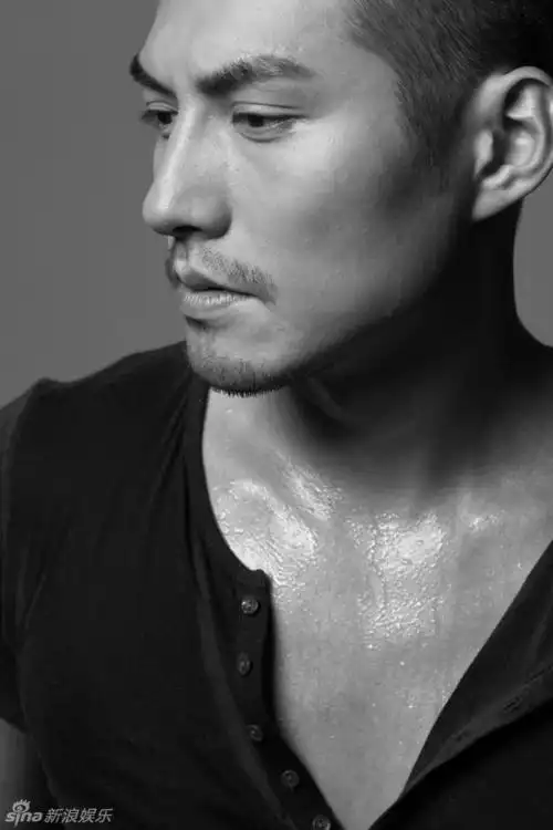 严宽湿身型男写真 展性感大男人魅力 (组图)