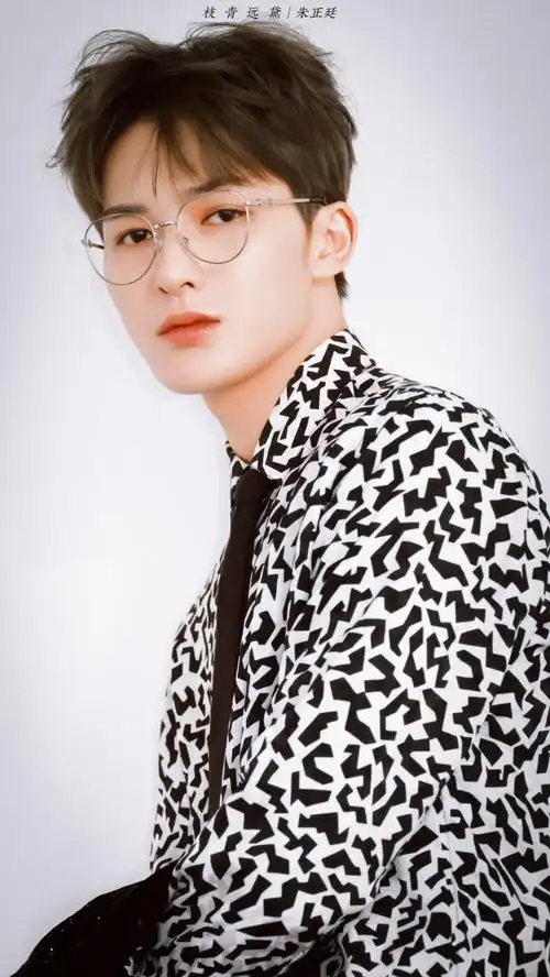 朱正廷超话79金丝眼镜#朱正廷捧花走红毯