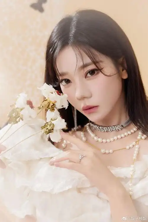 张紫宁纯白花瓣裙造型##张紫宁shalala唱跳全开麦舞台