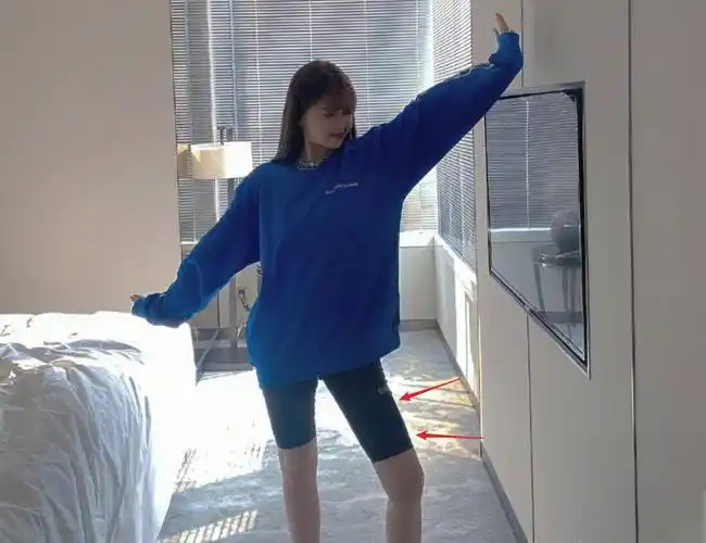 虞书欣酒店大晒自拍图,蓝色卫衣下的裤子引热议,这我没眼花吧?