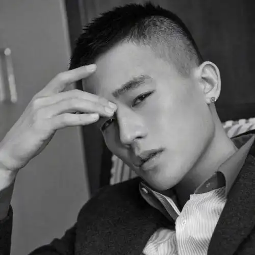 但相信大家都知道,寸头发型最容易检验出一个人的颜值,所以对于欧豪来