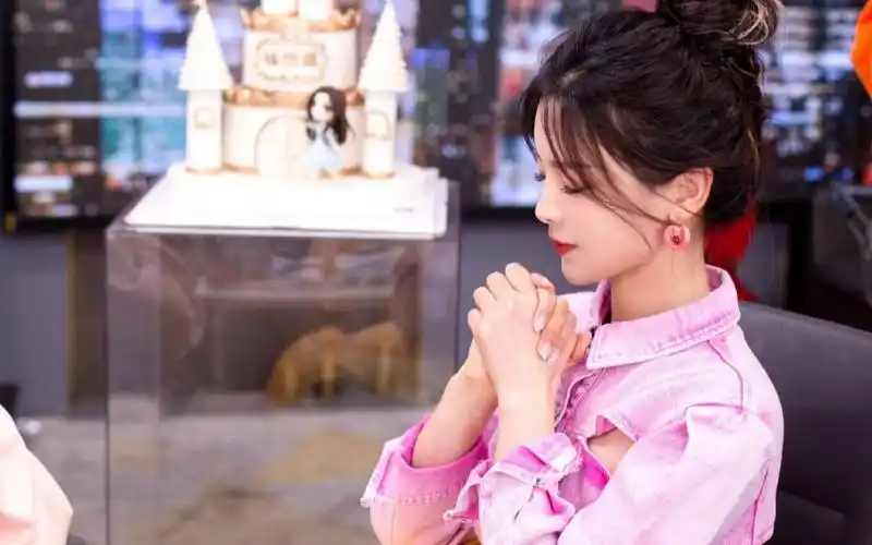 杨超越坐客薇娅直播间上下班生日许愿