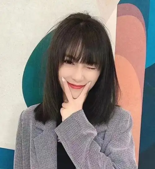 齐刘海中长发发型,清新自然又时尚,一款自带学生感的女生发型,分分钟