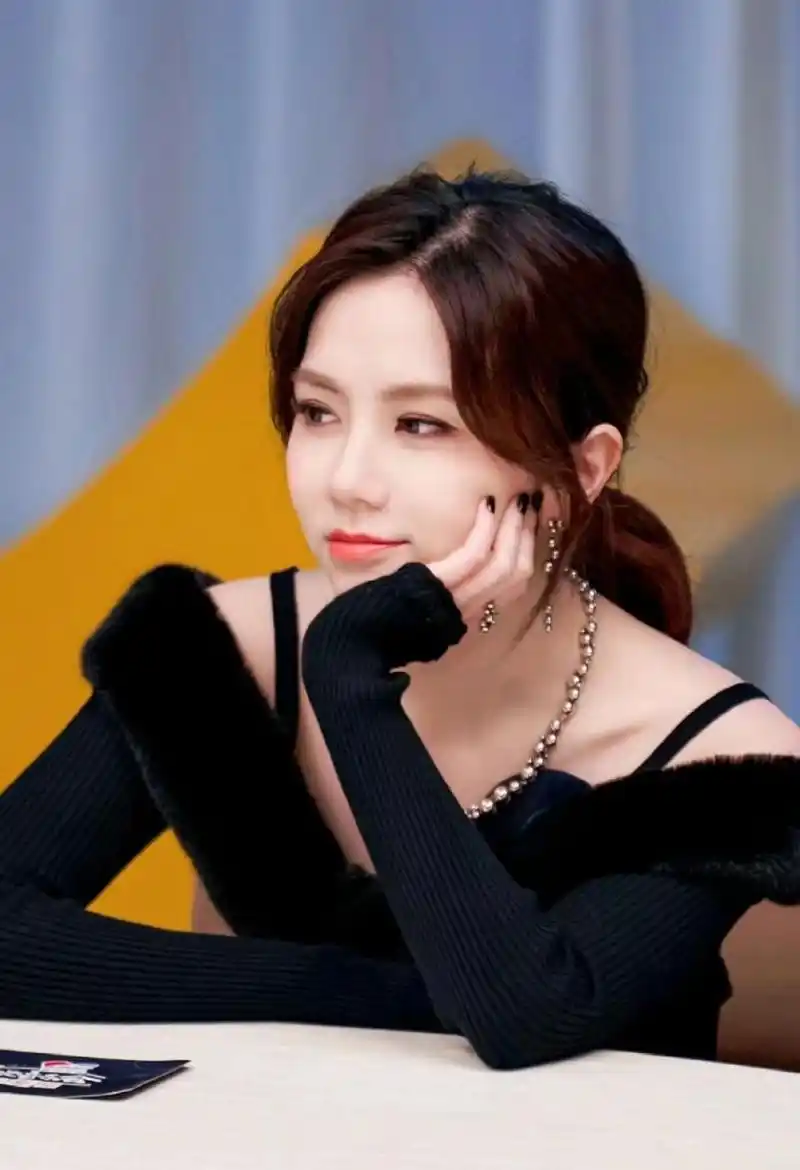 每当提到邓紫棋,我总会想起她那独特的嗓音和出色的音乐才华.