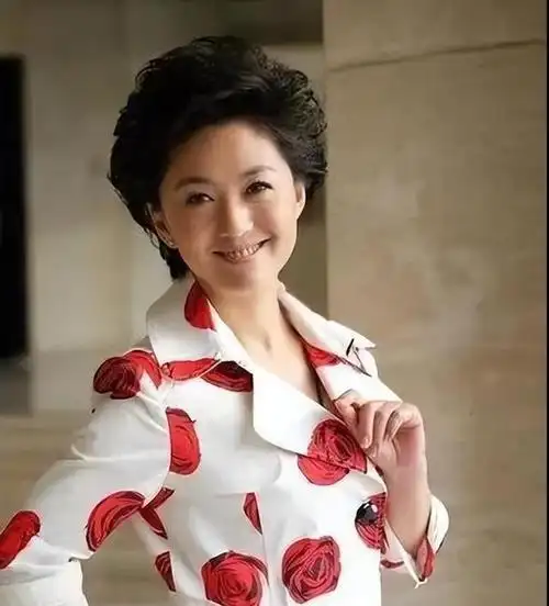 央视主持人海霞:老公原来是大名鼎鼎的他,闺女颜值竟比妈妈还高