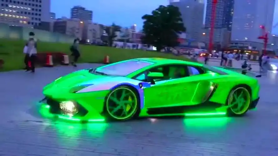 闪闪发光的兰博基尼她说喜欢星星原来是劳斯莱斯的星空顶