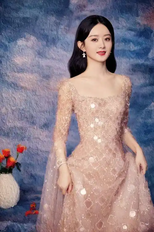 1/ 9 搜狐娱乐讯 9月21日,赵丽颖身穿一袭素色长裙亮相2021大湾区中秋