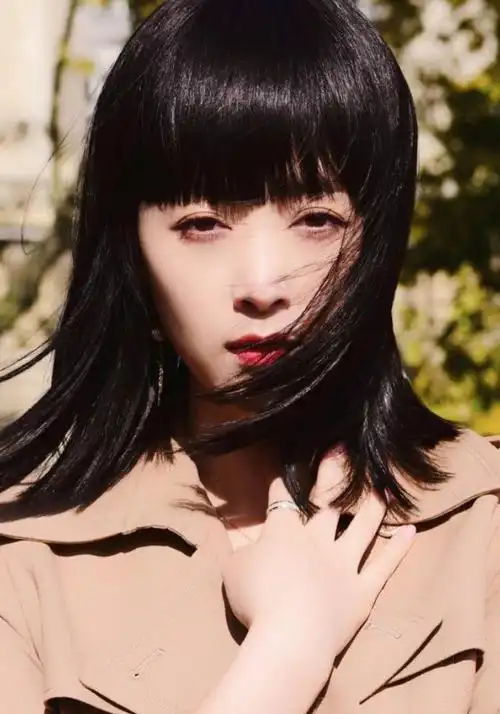 "蒋欣"减肥成功后新剪了齐刘海,让40岁的她美得如此惊艳,高级_大衣