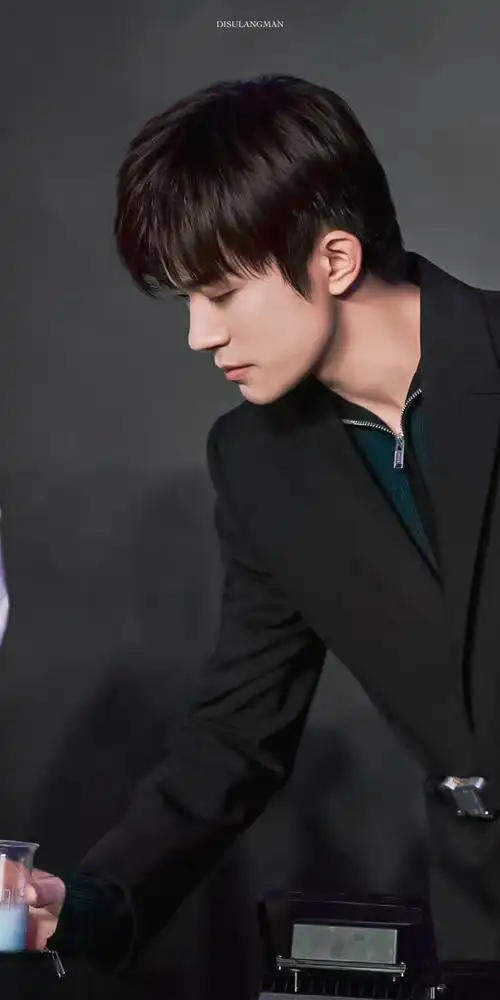 易烊千玺直播黑西装##易烊千玺会看粉丝留言