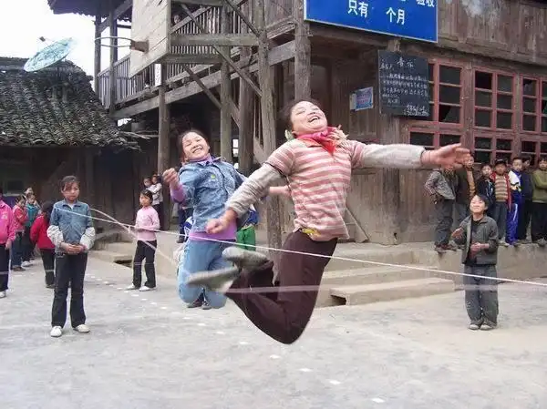 自制弹弓,打小鸟,小时候,果然人人都是淘气包子;这些都是只属于农村