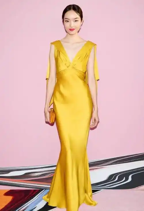 超模孙菲菲时隔三年回归米兰时装周,为宝缇嘉大秀走秀!