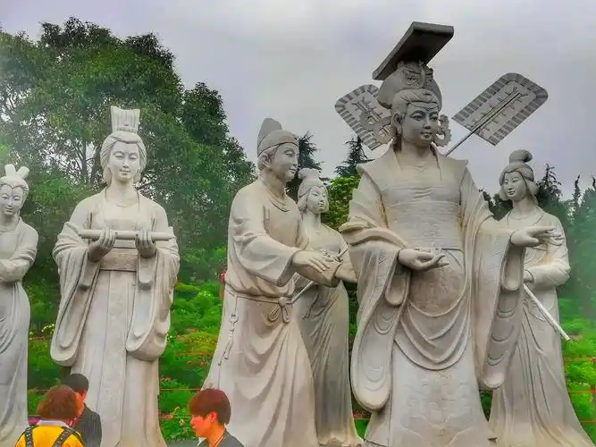 了解"武则天诏令植牡丹"的故事 写美篇武则天诏令植牡丹 富贵园雕塑