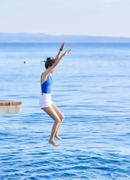 风波,而这一次的焦点可不是别的,正是我们的花儿们——迪丽热巴和秦岚