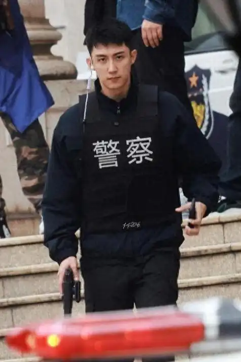 上热搜,黄景瑜中国人民警察大学招生简章登上热搜,评论区炸锅了