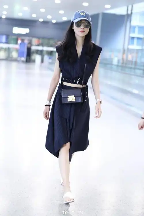 韩雪标准的诠释了一双鞋毁一身!夏天的丑凉鞋都被她穿遍了!