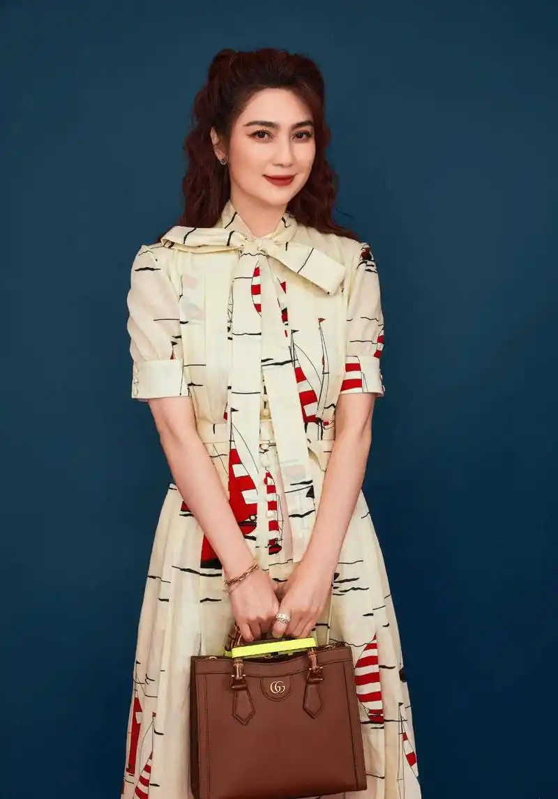 原创快50的洪欣的身材真不像中年人穿衬衫裙不输小姑娘优雅有魅力