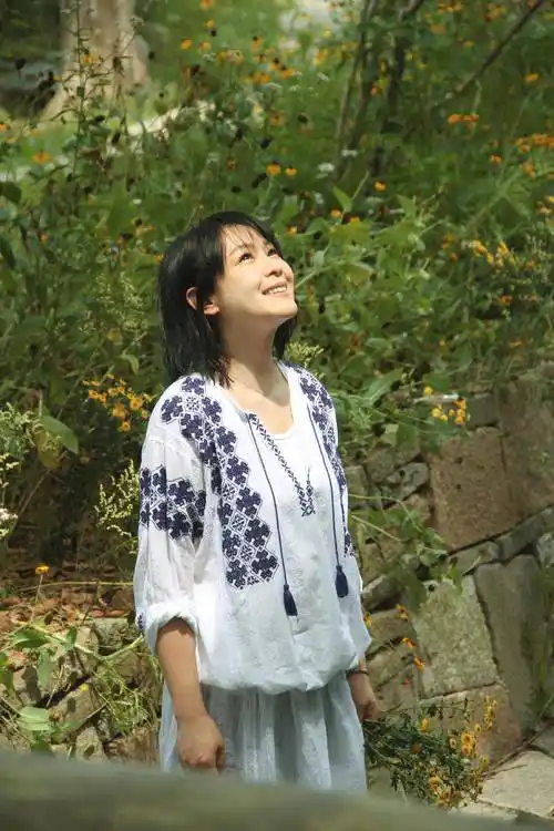 原创50岁刘若英这样穿好减龄刺绣上衣配齐肩发型意外美回小姑娘样