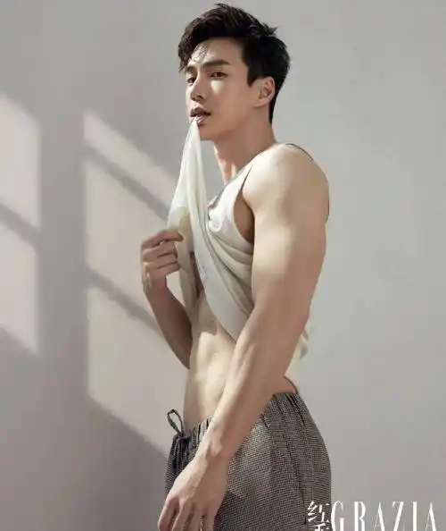 蔡徐坤有腹肌,王冠逸也超绝!